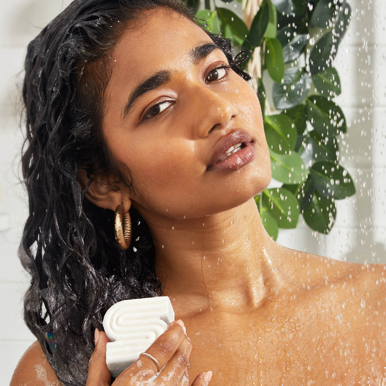 9432-UltraSensitiveSolidShampoo_BodyWashBar-Model-BottleFreeBeauty-2-1280x1280px_6c3410d9-2dd0-4c5b-ac2d-dacb9b6587c8.jpg